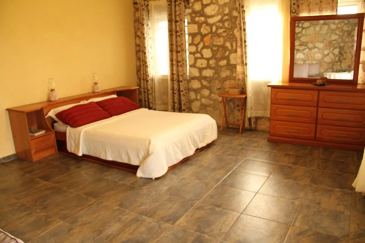 Auberge Du Mont Saint Jean Jacmel 2*,  Haiti